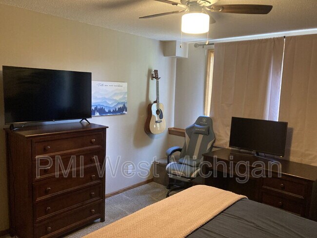 Building Photo - 1054 Fairfield Dr