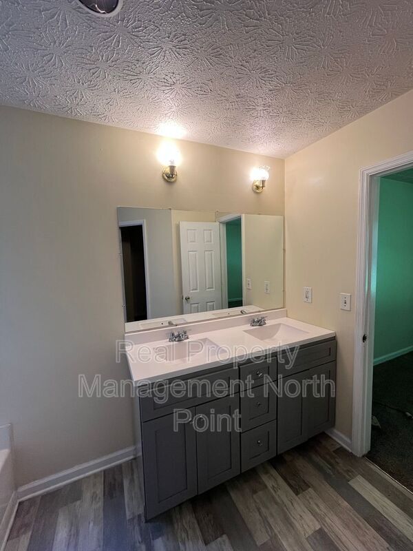 Building Photo - 3004 Kenville Ln