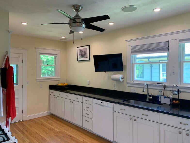 Building Photo - 1045 Adams St