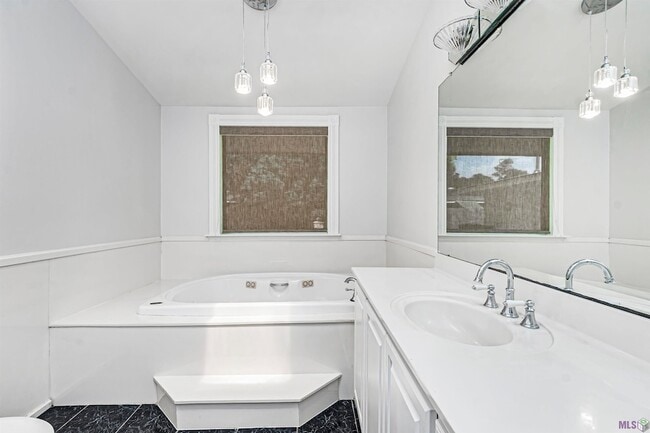 Building Photo - 8245 Rainbow Dr