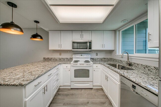Building Photo - Bright & Stylish Townhome in the Heart of ...