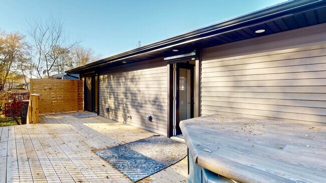 Building Photo - 1033 E 51st Pl