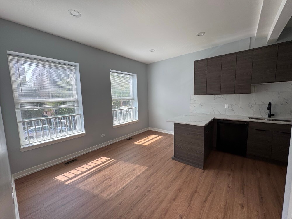Building Photo - 4901 N Kenmore Ave