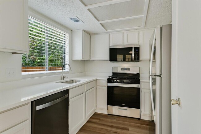 Building Photo - 6103 Hill Forest Dr