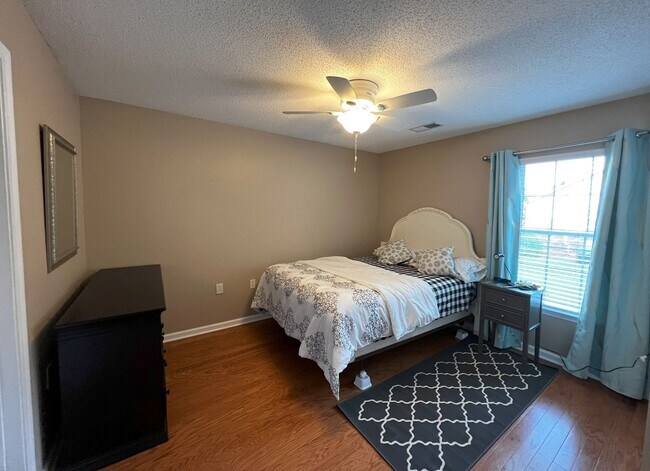 Building Photo - Short Term Rental Now Available!!
