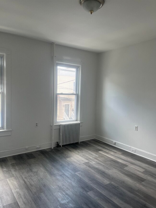 Building Photo - 630 37th St
