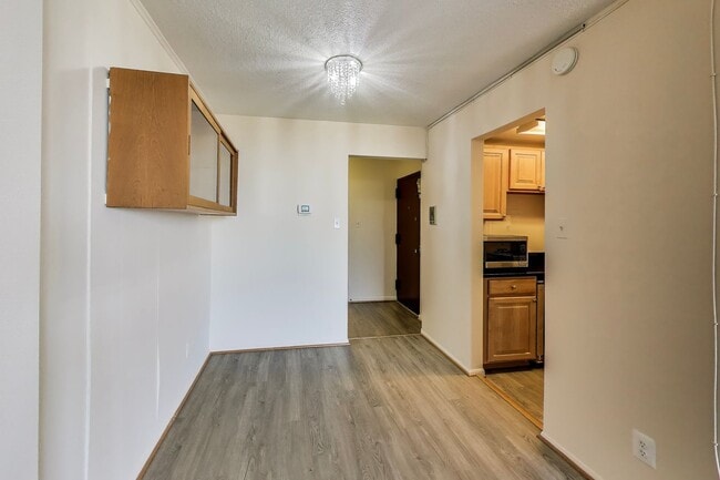 Building Photo - Sunny Studio in Downtown Rockville - ALL U...