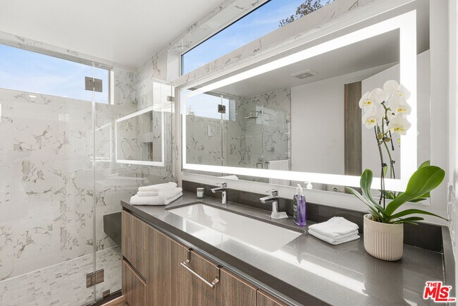 Building Photo - 4806 Sylmar Ave