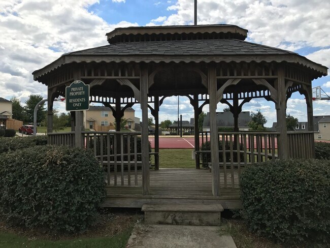 Building Photo - LEASING FOR AUGUST 2026! FENCED IN YARD!!