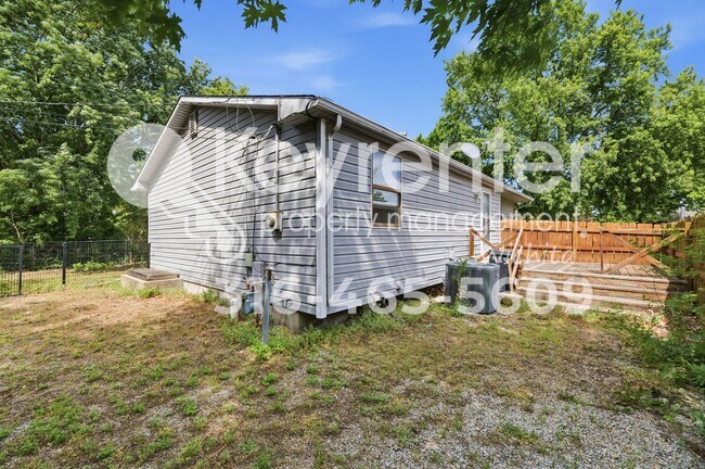 Building Photo - Well maintained 3 bedroom, 3 bath home close to everything you need!