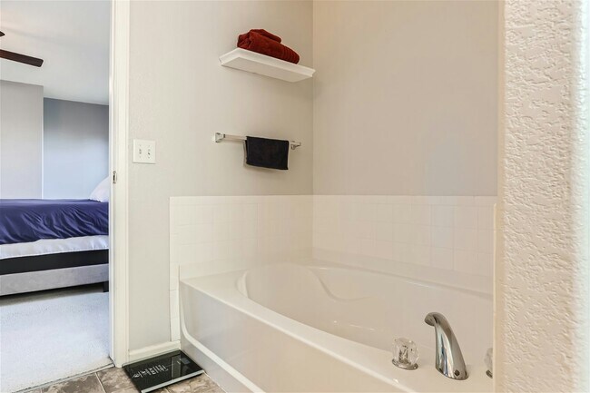 Building Photo - 11701 Fenwick Cir