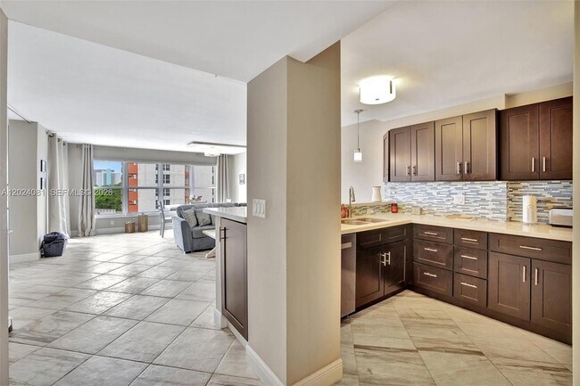 Building Photo - 3000 E Sunrise Blvd