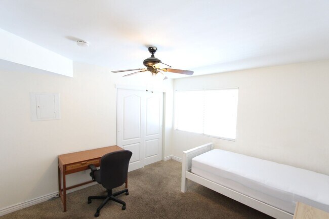 Building Photo - Furnished 2BR, 2BA Condo in University Heights