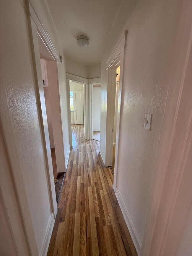 Building Photo - *Available Now! 1 Bedroom Apartment Walkin...