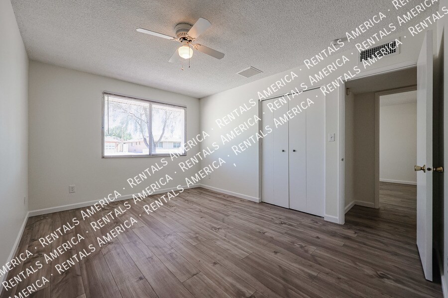 Building Photo - 3704 S Terrace Rd