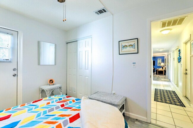 Building Photo - 572 Bellaire Dr