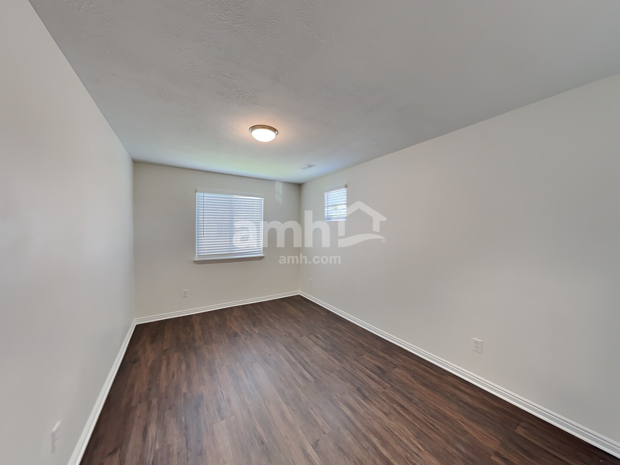 Building Photo - 2075 Ficus Way