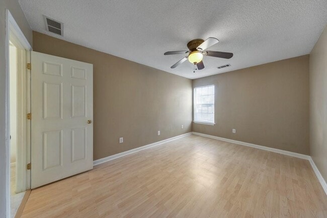 Building Photo - 2025 Baramore Oaks Dr