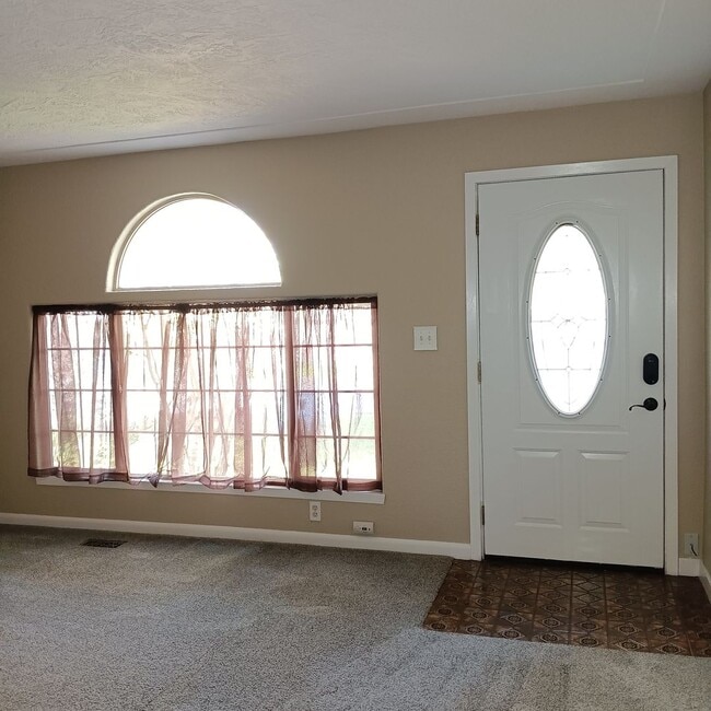 Building Photo - Charming Place To Call Home in Salem