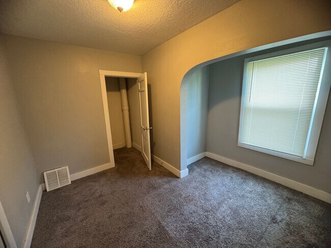 Building Photo - 929 4th Ave