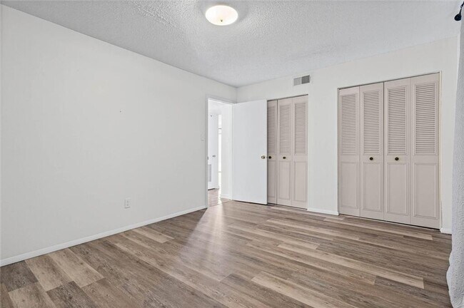 Building Photo - 119 Riverbend Dr
