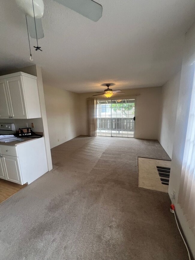 Building Photo - Very nice 2 bedroom, 1 bath unit with 2 pa...