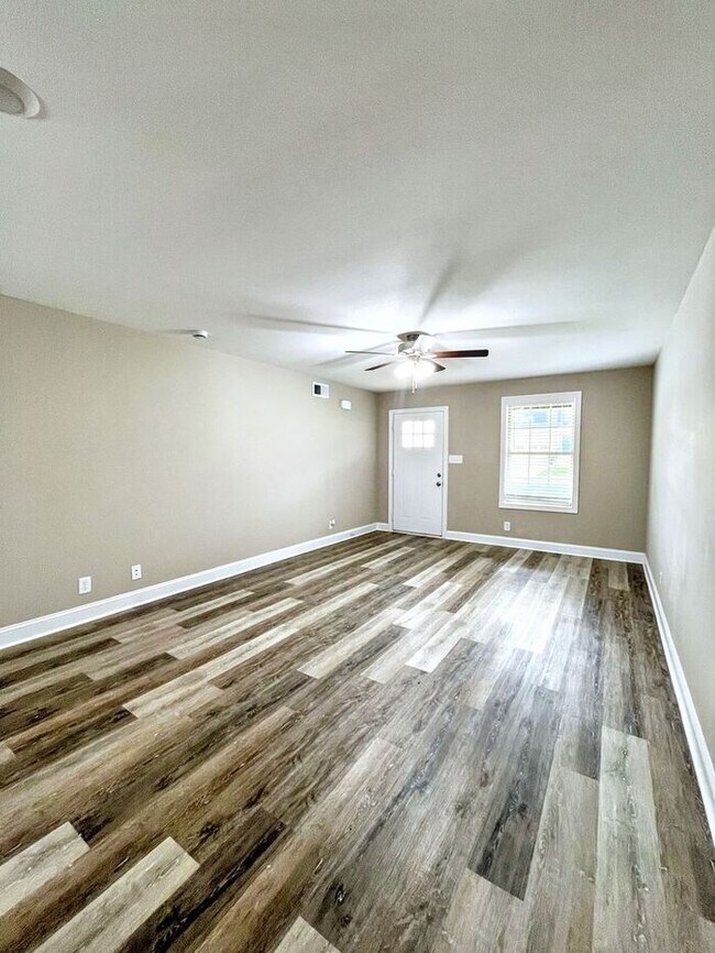 Building Photo - Spacious 3-Bedroom Home in a Prime Locatio...