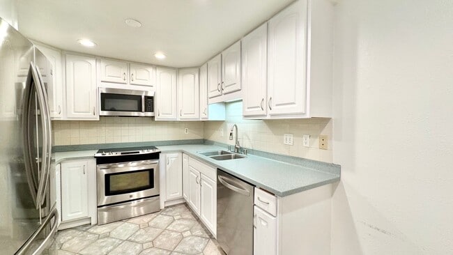 Building Photo - Available NOW - 4 BED, 2.5 BATH w/ 2 PARKING in Haiku Gardens (Kaneohe)