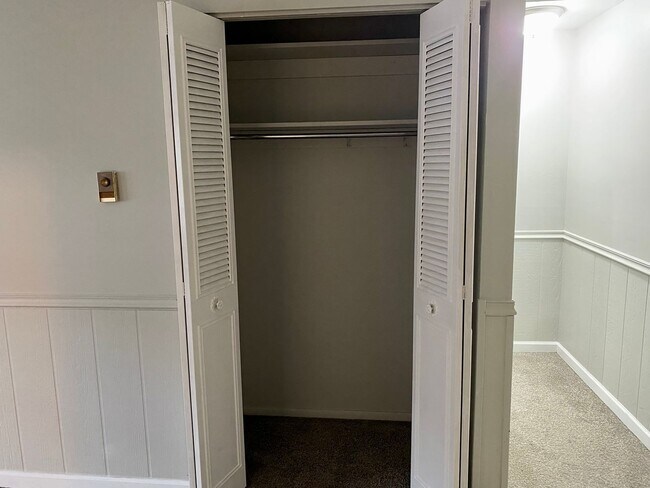 Building Photo - Quaint One Bedroom Apartment