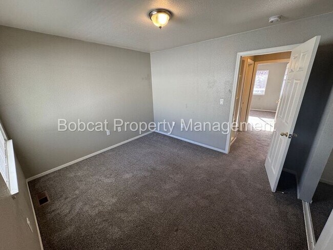 Building Photo - 3919 Pheasant Dr