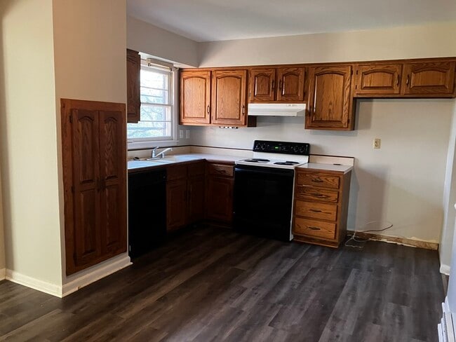 Building Photo - 7001 Green Manor Dr