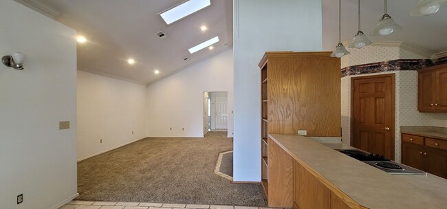 Building Photo - Large 2 bed 2 bath Duplex