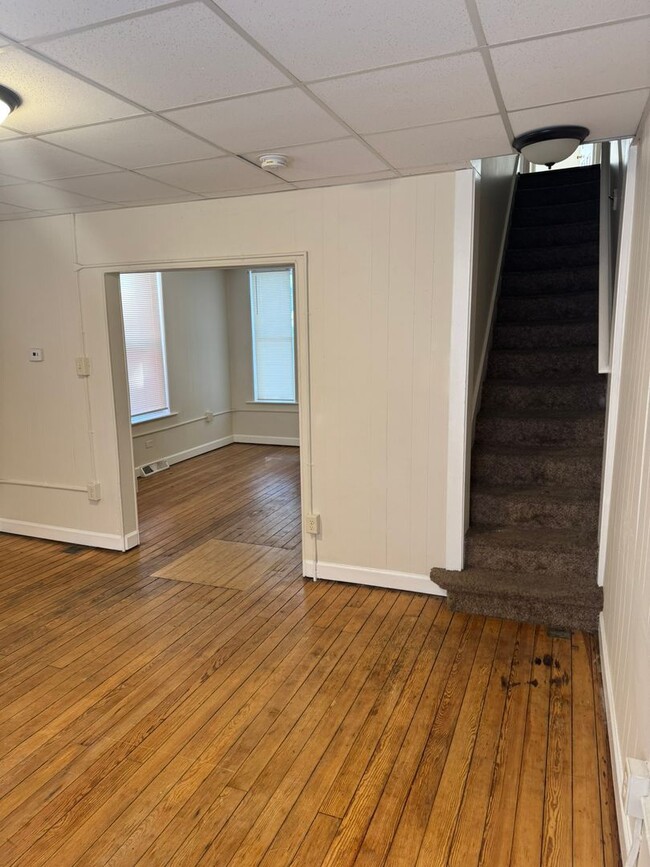 Building Photo - 3 bedroom, 1 bath, 2 story half double house