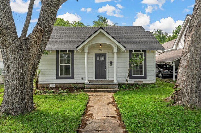 Building Photo - Beautifully Updated 2/2 Cottage - Available now!