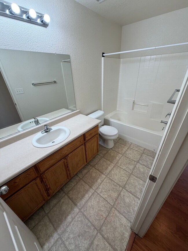 Building Photo - Three Bedroom Two Bathroom House for Rent