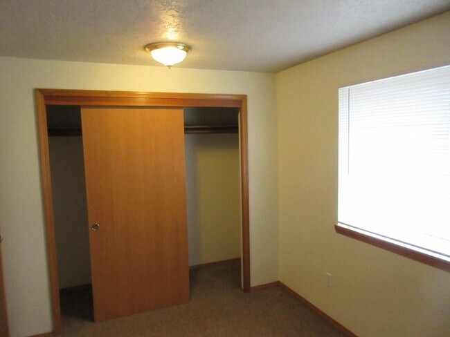 Building Photo - Two Bedroom Duplex in South Salem