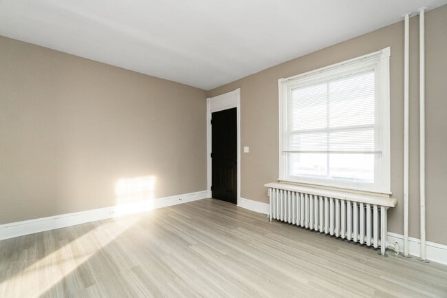 Building Photo - 458 Main St