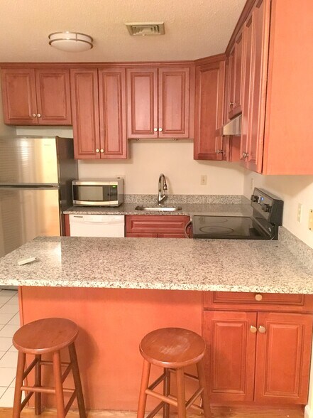 Primary Photo - 620 Boston Ave