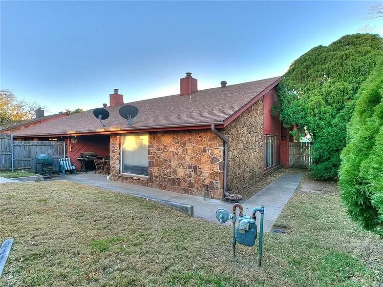 Private fenced in patio - 1618 Julie Plz