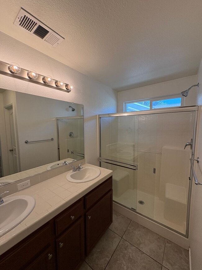 Building Photo - Tulare home move-in ready!
