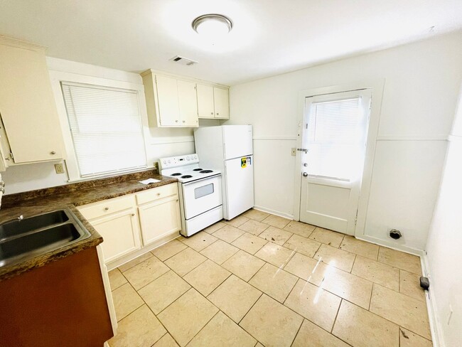 Building Photo - ** 2 bed 1 bath located in Capitol Hights ...