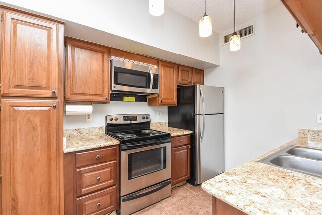 Building Photo - 10855 Meadowglen Ln