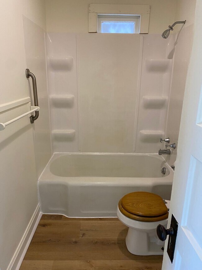 Building Photo - 588 Oak St