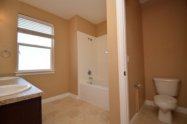 Building Photo - 5 Bed 3.5 Bath House next to TopGolf!!!