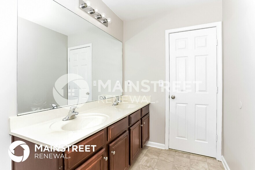 Building Photo - 5118 Upper Elm St