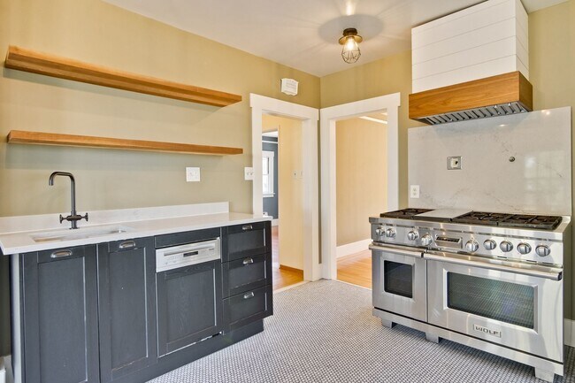 Building Photo - Updated Bungalow located in Downtown Redwood City & 15 miles from SF International Airport