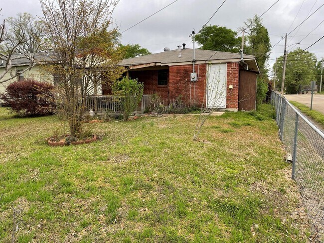 Large backyard - 3403 Frederick St