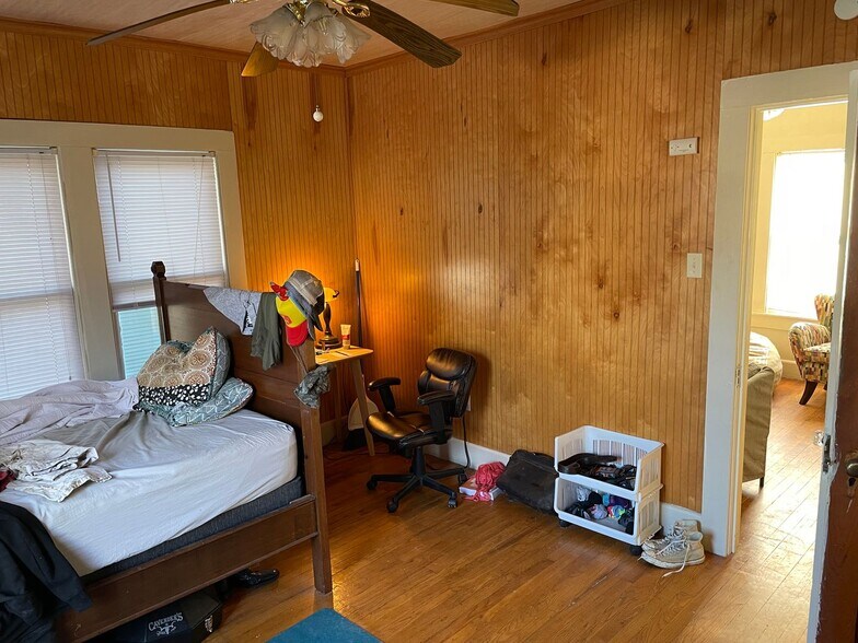 Building Photo - August Move In! 1 Bed, 1 Bath Garage Apartment near Downtown Bryan