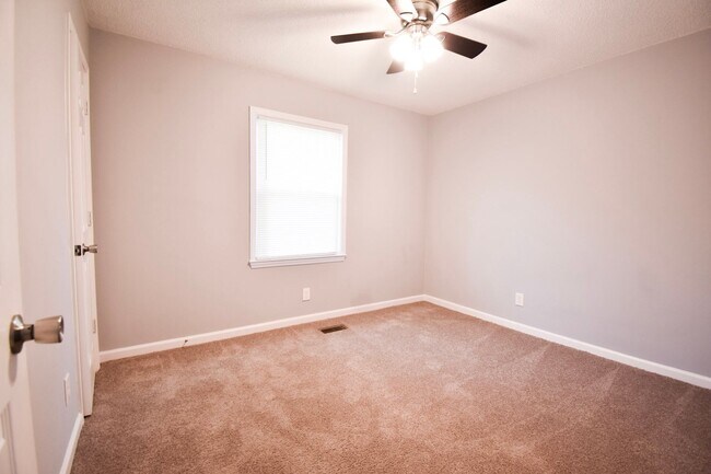 Building Photo - 3 Bedroom 2 Bathroom- Pets Considered