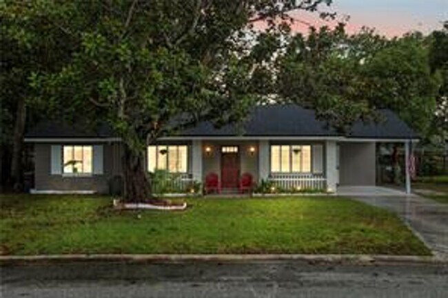Building Photo - I Bedroom 2 Bath Home with Carport